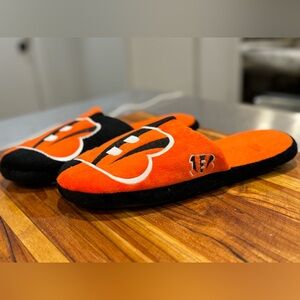 Cincinnati Bengals Slip On Men’s Slippers - Size Medium. Fits 8.5-10 size